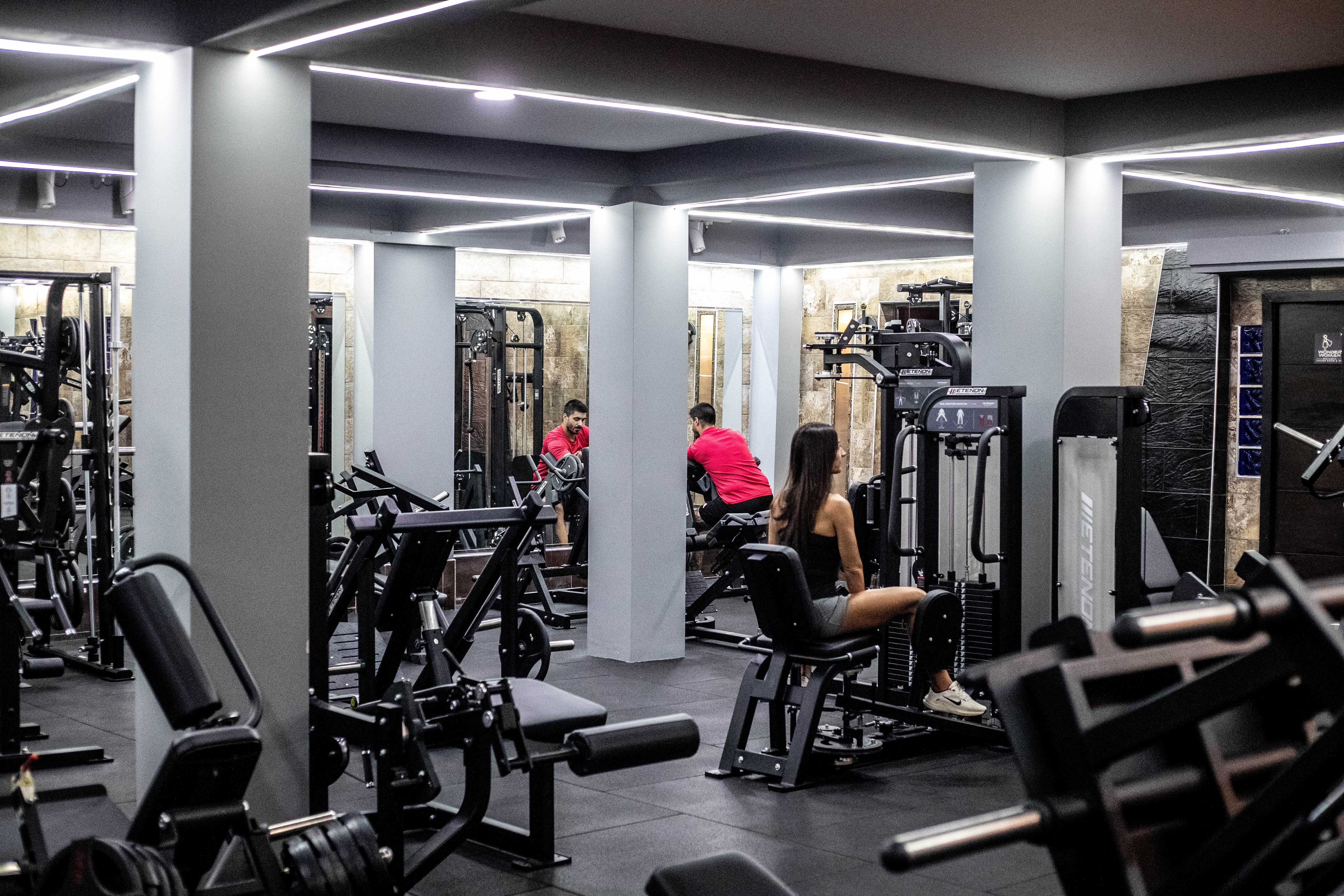 Clientes entrenando en la sala